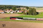 Im schönsten Abendlicht verabschiedet sich 01 1104 auf der Fahrt zum Tagesziel nach Nürnberg bei Wassertrüdingen. (03.10.2025) <i>Foto: Joachim Schmidt</i>