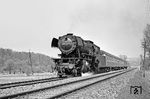 Südlich von Bübingen ist 023 022 mit dem P 4056 von Saarbrücken nach Hanweiler-Bad Rilchingen, dem letzten Bahnhof vor der Grenze nach Frankreich, unterwegs. (05.04.1971) <i>Foto: Wolfgang Bügel</i>