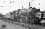 Die an diesem Tag unermüdliche im Wendezugdienst auf der Strecke nach Hanweiler-Bad Rilchingen eingesetzte 023 022 wurde nun in Saarbrücken Hbf vor dem (Wendezug) P 4070 angetroffen. (05.04.1971) <i>Foto: Wolfgang Bügel</i>