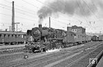 053 029 war mittlerweile auch aus Hanweiler-Bad Rilchingen zurückgekehrt und bespannte nun als 23er-Ersatz den P 4871 nach Saarhölzbach. Im Hintergrund stehen noch die Reste des alten Empfangsgebäudes in Insellage, das zu diesem Zeitpunkt bereits durch den Neubau auf der Südseite des Hauptbahnhofs ersetzt worden war. (05.04.1971) <i>Foto: Wolfgang Bügel</i>