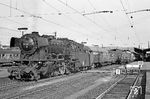 023 024 wartet in Saarbrücken Hbf vor P 4873 nach Saarhölzbach auf die Abfahrt. Rechts steht die Saarbrückener 212 377. (05.04.1971) <i>Foto: Wolfgang Bügel</i>