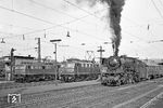 In Saarbrücken Hbf trifft 023 024 vor P 4873 nach Saarhölzbach auf die Saarbrückener 141 119 und 140 479. (05.04.1971) <i>Foto: Wolfgang Bügel</i>