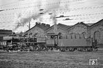 Anfang der 1970er Jahre war das Gelände des alten Bw Saarbrücken Rbf bereits für den Neubau eines modernen Bahnbetriebswerks geräumt worden. Dadurch wurden die dort beheimateten Dampfloks ab 1971 beim Bw Saarbrücken Hbf stationiert, an dem gerade die auch hier stationierte 053 034 vorbeifährt. (05.04.1971) <i>Foto: Wolfgang Bügel</i>