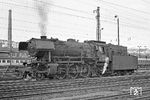 023 007 war erst ein Jahr vor dieser Aufnahme von Kaiserslautern nach Saarbrücken umstationiert worden und wird im nahen Hauptbahnhof den P 3829 nach Merzig (Saar) übernehmen. Die Lok stammt aus der ersten Bauserie von Henschel aus dem Jahr 1950. (05.04.1971) <i>Foto: Wolfgang Bügel</i>