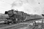 In Saarbrücken Hbf hat 023 007 den P 2829 nach Merzig (Saar) bespannt. (05.04.1971) <i>Foto: Wolfgang Bügel</i>