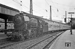 In den Stumpfgleisen auf der Ostseite des Saarbrückener Hauptbahnhofs steht 023 104 vor dem P 4233 nach Zweibrücken. (05.04.1971) <i>Foto: Wolfgang Bügel</i>