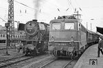 In Saarbrücken Hbf trifft 141 249 auf 023 100, die vor dem E 1853 nach Trier wartet, einem der wenigen "Langstrecken-Touren" im Umlaufplan der Saarbrücker 023. (05.04.1971) <i>Foto: Wolfgang Bügel</i>