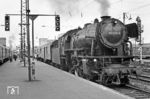 Im abendlichen Berufsverkehr hat 023 076 den P 4875 nach Saarhölzbach in Saarbrücken Hbf bespannt. Die Bremsprobe ist bereits erfolgreich abgeschlossen worden, wie das Signal Zp 8 anzeigt. Dem Zug daneben wird das Signal Zp 7 "Bremse lösen" angezeigt. (05.04.1971) <i>Foto: Wolfgang Bügel</i>