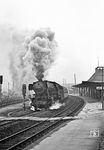 Den Tagesabschluss bildete die in Saarlouis Hbf vor dem P 2817 nach Merzig (Saar) ausfahrende 023 047. (05.04.1971) <i>Foto: Wolfgang Bügel</i>