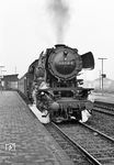 Der nächste Tag begann wie der letzte endete: Mit dem P 2824 nach Merzig (Saar) startet 023 026 in Saarlouis Hbf. (06.04.1971) <i>Foto: Wolfgang Bügel</i>