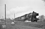 Bei Ensdorf (Saar) erschien die Saarbrückener 050 821 mit einem Güterzug nach Saarbrücken. Daneben steht der treue Begleiter dieser Tour. (06.04.1971) <i>Foto: Wolfgang Bügel</i>