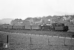 Die Bahnstrecke Lebach–Völklingen war im Frühjahr 1971 nahezu zu 100 % in Hand der Saarbrückener 23er. Einziger Nachteil war, das die Loks kunterbunt vorwärts und rückwärts an die Züge gekuppelt waren. So erschien hier 023 007 mit dem P 4155 nach Lebach in Landsweiler natürlich prompt rückwärts.  (06.04.1971) <i>Foto: Wolfgang Bügel</i>
