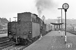 023 007 ist mit P 4155 aus Völklingen im Bahnhof Lebach eingetroffen. Die Lok ist gerade abgekuppelt worden und wird nun an die andere Seite des Zuges umsetzen, um bald darauf die Rückfahrt vor dem P 4158 anzutreten. (06.04.1971) <i>Foto: Wolfgang Bügel</i>