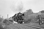 Etwa in Höhe des heutigen, damals noch nicht existenten Haltepunkts Lebach Süd, passiert 023 007 mit dem P 4158 nach Völklingen das Einfahrvorsignal von Lebach. (06.04.1971) <i>Foto: Wolfgang Bügel</i>