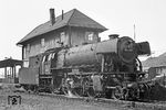Die im September 1958 in den Unfall bei Nettersheim verwickelte 023 080 (vgl. Bild-Nrn. 111609 - 111635) war seit April 1959 wieder im Einsatzbestand. Hier präsentiert sie sich vor dem Fahrdienstleiterstellwerk "Lf" im Bahnhof Lebach. (06.04.1971) <i>Foto: Wolfgang Bügel</i>