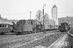 Kurze Zeit später traf 023 054 mit dem P 2675 aus Neunkirchen (Saar) im Bahnhof Lebach ein. Rechts setzt 023 080 um, die anschließend den P 4164 nach Völklingen übernahm, während 023 054 weiter nach Wadern fuhr. (06.04.1971) <i>Foto: Wolfgang Bügel</i>