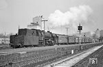 023 054 verlässt mit P 2675 nach Wadern den Bahnhof Lebach. (06.04.1971) <i>Foto: Wolfgang Bügel</i>