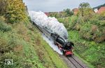 Der vierte Tag der großen Dampflok-Deutschlandfahrt anlässlich des Jubiläums "30 Jahre Eisenbahn-Romantik-Reisen und 100 Jahre Baureihe 01" startete in Nürnberg. Wegen der plötzlich ausgesprochenen Streckensperrung im Pegnitztal verkehrten die Sonderzüge allerdings nicht wie geplant über Velden, sondern mussten einen Umweg über Weiden (Oberpf) nehmen. In Neukirchen (b. Sulzbach-Rosenberg) wurde der erste Zug mit 23 058 erwartet. (04.10.2025) <i>Foto: Joachim Schmidt</i>