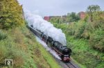 In Neukirchen (b. Sulzbach-Rosenberg) folgten 01 1075 und 01 1104 mit ihrem Sonderzug nach Neuenmarkt-Wirsberg. (04.10.2025) <i>Foto: Joachim Schmidt</i>