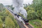 Der Sonderzug mit 01 1075 und 01 1104 verlässt den Bahnhof Parksteinhütten auf der Bahnstrecke von Weiden (Oberpf) nach Bayreuth. (04.10.2025) <i>Foto: Joachim Schmidt</i>