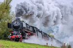 01 1075 und 01 1104 kacheln bei Trebgast vorbei. (04.10.2025) <i>Foto: Atijana Schmidt</i>