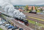 35 1097 ersetzte die ausgefallene 01 0509 der PRESS. Teilweise im Halbstundenstakt befuhren an diesem Tag Dampfzüge die Schiefe Ebene nach Marktschorgast. Mit dem DPE 20141 verlässt 35 1097 den Bahnhof Neuenmarkt-Wirsberg. Im Hintergrund steht das DB-Neubaulok-Pendant 23 058. (04.10.2025) <i>Foto: Joachim Schmidt</i>