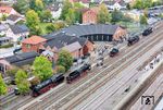 Das DDM präsentierte den Besuchern der Sonderzüge auch zahlreiche Lokomotiven im Außenbereich wie 50 975, 80 013 oder 23 019. Links rollt 01 1104 vorbei, ganz oben steht 23 058. (04.10.2025) <i>Foto: Joachim Schmidt</i>
