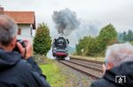 Trotz des immer schlechter werdenden Wetters zeigten viele Fotografen ihr Durchhaltevermögen und standen an der Schiefen Ebene, wie hier an der ehemaligen Blockstelle Streitmühle in Erwartung der 35 1097 vor DPE 28038 nach Marktschorgast. (04.10.2025) <i>Foto: Joachim Schmidt</i>