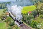 23 1097 mit Pendelfahrt DPE 28038 von Neuenmarkt-Wirsberg nach Marktschorgast auf der Schiefen Ebene in Höhe der ehemaligen Bk Streitmühle. (04.10.2025) <i>Foto: Joachim Schmidt</i>