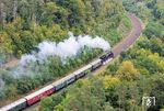 Auf einer Steigung von 25 ‰ kämpft sich 35 1097 die Schiefe Ebene nach Marktsachorgast hinauf. (04.10.2025) <i>Foto: Joachim Schmidt</i>