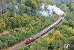 Am Zugschluss half V 100 2084 der Historischen Bahn Crailsheim (GfE) der 35 1097 der Interessengemeinschaft Traditionslok 58 3047 Glauchau (Sachsen) über die Schiefe Ebene. (04.10.2025) <i>Foto: Joachim Schmidt</i>