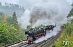 Das Dampfspektakel auf der Schiefen Ebene mit neun bergwärts fahrenden Zügen innerhalb von 6 Stunden war sicherlich das Maximum, was derzeit möglich ist. Leider spielte das Wetter überhaupt nicht mit. Im strömenden Regen kämpfen sich 01 1104 und 35 1097 vor dem DPE 88479 am km 80 bergwärts. Am Zugschluss half noch 23 058 mit. (04.10.2025) <i>Foto: Joachim Schmidt</i>