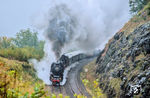 Den Wettertiefpunkt gab es dann bei der Bergfahrt von 01 1104 und 01 1075 am frühen Nachmittag. Vor DPE 81095 stürmen beide Loks (aufgenommen mit ISO 1600) die Schiefe Ebene hinauf. (04.10.2025) <i>Foto: Joachim Schmidt</i>