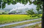 Unter den regenschützenden Bäumen bei Streitmühle wurde die Vorbeifahrt von 01 066 und 001 180 vor DPE 28992 nach Marktschorgast abgewartet. (04.10.2025) <i>Foto: Joachim Schmidt</i>