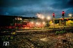 In Neuenmarkt-Wirsberg gab es im DDM am Abend noch eine Geburtstagsparty für den langjährigen Moderator und Initator der Eisenbahn-Romatikreisen, Hagen vor Ortloff, begleitet von Klängen des Boogie-Woogie-Pianisten und Eisenbahnfreund Axel Zwingenberger. Derweil warteten im Bahnhof 01 1104 und 01 1075 auf die Rückfahrt nach Nürnberg. (04.10.2025) <i>Foto: Joachim Schmidt</i>