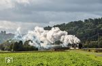 Am nächsten Tag standen 500 km Dampf pur über die Frankenwaldrampe und weiter über Saalfeld (Saale) - Arnstadt - Weimar - Göschwitz nach Gera Hbf auf dem Programm. Bei Kronach zeigte sogar der Wettergott ein Einsehen und ließ kurz die Sonne aufblitzen, als 01 066 und 35 1097 auf der Bildfläche erschienen. (05.10.2025) <i>Foto: Joachim Schmidt</i>