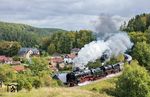 In Paulinzella trafen 900 Jahre Klostergeschichte auf 100 Jahre Dampflokgeschichte. 01 066 und 35 1097 vor DPE 89053 nach Gera auf dem Weg zur Zwischenetappe nach Weimar. (05.10.2025) <i>Foto: Joachim Schmidt</i>