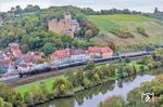 Am letzten Tag der Jubiläumsreise "30 Jahre Eisenbahn-Romantik-Reisen und 100 Jahre Baureihe 01" ging es von Nürnberg nach Koblenz. Im Maintal zwischen Schonungen und Schweinfurt rollte der Sonderzug DPE 89048 mit 01 1104 und 01 1075 an Schloss Mainberg vorbei. (06.10.2025) <i>Foto: Joachim Schmidt</i>