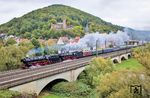Vor der historischen Stadtkulisse von Gemünden am Main geht es für 01 1104 und 01 1075 auf die alte Nord-Süd-Strecke in Richtung Jossa. (06.10.2025) <i>Foto: Joachim Schmidt</i>