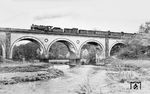 58 2053 überquert die alte Wupperbrücke in Opladen, die noch im April 1945 völlig sinnlos von der Deutschen Wehrmacht gesprengt wurde. (26.04.1934) <i>Foto: DLA Darmstadt (Bellingrodt)</i>