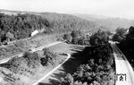 78 159 (Bw Düsseldorf Hbf) schiebt den P 1755 nach Remscheid-Lennep das Blombachtal bei Wuppertal-Ronsdorf hinauf. Im Tal verläuft die Bundesautobahn 1. (01.06.1963) <i>Foto: Carl Bellingrodt</i>