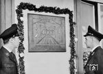 Im September 1961 waren 4000 km bei der DB elektrifiziert. Aus diesem Anlaß wurde im Bahnhof Wächtersbach eine Gedenktafel mit der Aufschrift: "Im September 1961 erreichte die Elektrifizierung der DB bei Wächtersbach ihren 4000. Kilometer" angebracht. Die 65x71 cm große Bronzetafel war vom Bildhauer Peter Lipp entworfen und in den Buderus'schen Eisenwerken in Hirzenhain (Oberhessen) gegossen worden. Die Tafel hängt heute wahrscheinlich in irgendeinem Hobbykeller. (09.1961) <i>Foto: Helmut Först</i>