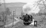 In regelmäßigen Abständen wurden bei Bauarbeiten auf der damals teils noch eingleisigen Saalebahn Güterzüge über die Strecke nach Arnstadt umgeleitet. Im Frühjahr 1977 war ein solcher Umleitergüterzug mit der Saalfelder 44 0397 bei Quittelsdorf unterwegs. (04.1977) <i>Foto: Burkhard Wollny</i>