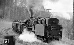 Die schweren Güterzüge erforderten auf der Umleitungsstrecke immer eine Schiebelok. An diesem Tag half die Saalfelder 44 0221 der Zuglok 44 0397 bei Quittelsdorf. (04.1977) <i>Foto: Burkhard Wollny</i>
