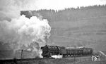 Der Umleitergüterzug mit Zuglok 44 0397 und Schiebelok 44 0221 bei Milbitz. (04.1977) <i>Foto: Burkhard Wollny</i>