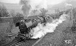 Bei Gösselborn hat es 44 0397 mit dem Umleitergüterzug aus Saalfeld (Saale) fast geschafft. Gut einen Kilometer weiter ist der Brechpunkt der Strecke erreicht.  (04.1977) <i>Foto: Burkhard Wollny</i>