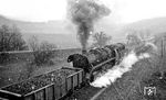 Die Schubunterstützung an dem Umleitergüterzug in Form der Saalfelder 44 0221 bei Gösselborn. (04.1977) <i>Foto: Burkhard Wollny</i>