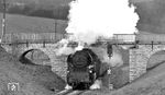 65 1067 passiert mit P 8042 nach Arnstadt diese schöne Steinbogenbrücke bei Quittelsdorf. (04.1977) <i>Foto: Burkhard Wollny</i>