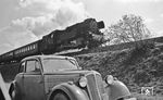 Am Singener Berg bei Gösselborn überholte ein anderer Oldtimer die Arnstädter 65 1067. (04.1977) <i>Foto: Burkhard Wollny</i>