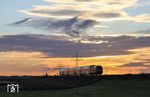 Sonnenaufgang am Hindenburgdamm: 218 470 am Friedrich-Wilhelm-Lübke-Koog mit RE 11052 aus Husum auf dem Weg nach Westerland (Sylt). (26.09.2025) <i>Foto: Joachim Bügel</i>